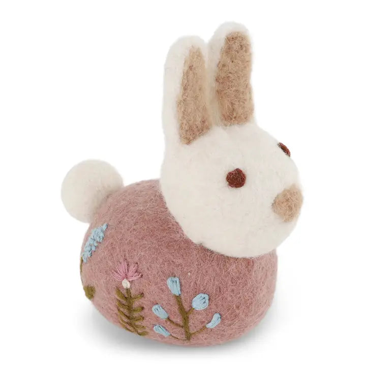 En Gry & Sif Sitting Bunny with Flower Embroidery