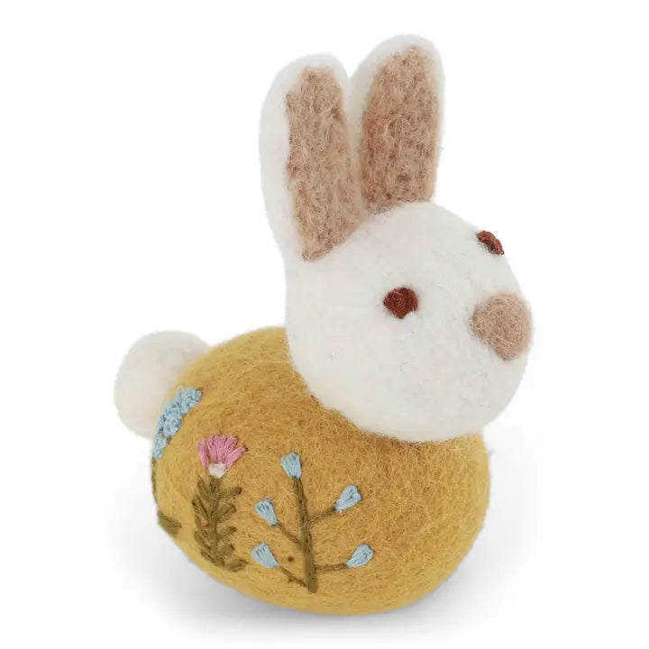 En Gry & Sif Sitting Bunny with Flower Embroidery