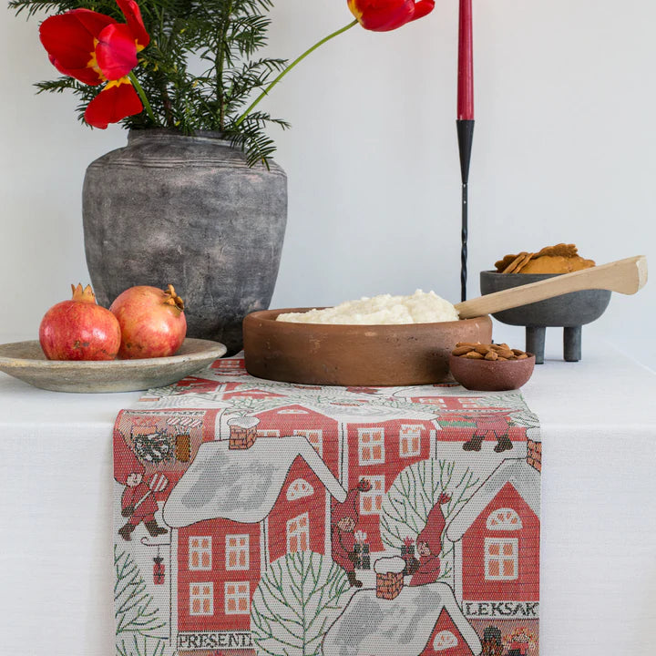 Ekelund Table Runner, Tomtebyn